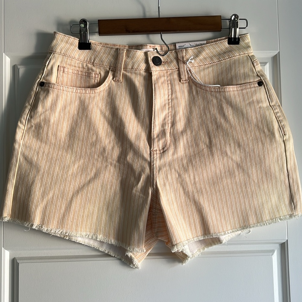 HIGH RISE CUT OFF SHORT